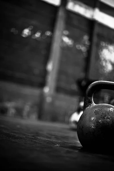 Kettlebells Dans Une Salle Gym Avec Une Lumière Dramatique — Photo