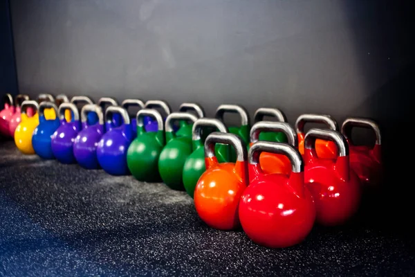 Färgglada Kettlebells Golvet Ett Gym — Stockfoto