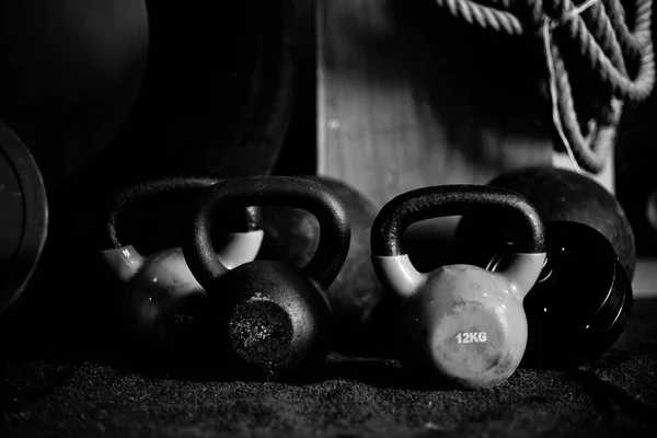 Gym Apparatuur Met Een Dramatisch Licht — Stockfoto