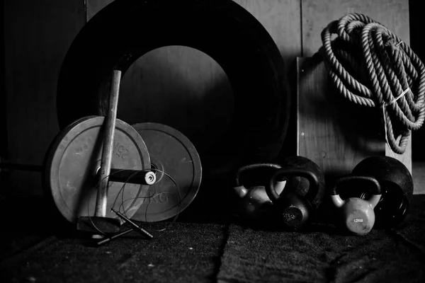 Gym Apparatuur Met Een Dramatisch Licht — Stockfoto