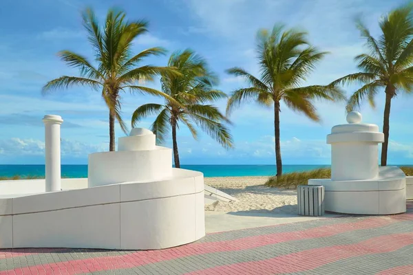 Playa de Fort Lauderdale cerca de Las Olas Boulevard con el distintivo muro en primer plano . Fotos De Stock Sin Royalties Gratis