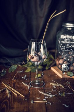 Siyah arka planı olan tahta bir masada bir bardak fındık.