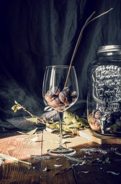 Siyah arka planı olan tahta bir masada bir bardak fındık.