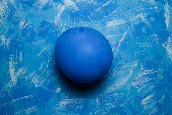 Fotofone azul e branco no qual o balão está localizado, traços abstratos — Fotografia de Stock