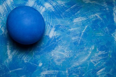 Üzerinde balonun bulunduğu mavi-beyaz fotofon, soyut vuruşlar