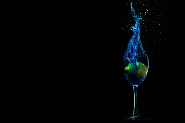 Limón Cayó Vaso Con Agua Azul Hermoso Chapoteo Cóctel Sobre —  Fotos de Stock