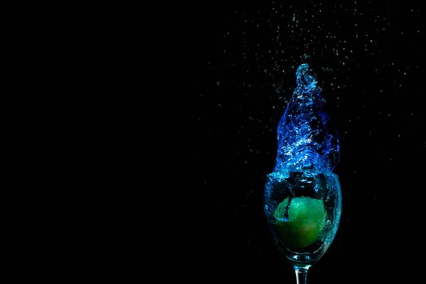 Limón Cayó Vaso Con Agua Azul Hermoso Chapoteo Cóctel Sobre — Foto de Stock