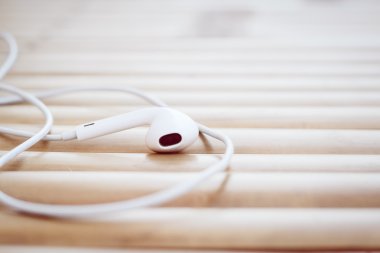 Ahşap bir masa üzerinde kulaklık