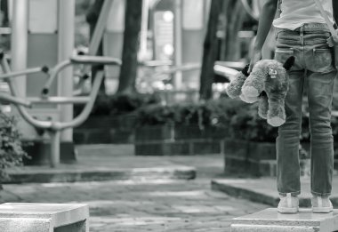 Beni kavramı terk etme: ayı bebek genç kız elinde