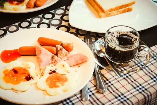 Xícara de café com café da manhã comida na mesa Instagram vintage — Fotografia de Stock