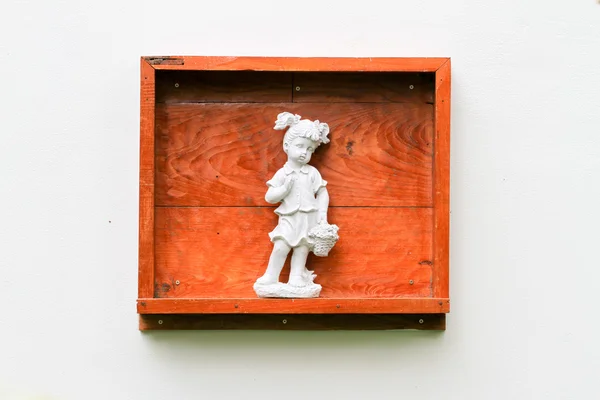 Fundo de parede de concreto com caixa de madeira e estátuas Dolly . — Fotografia de Stock