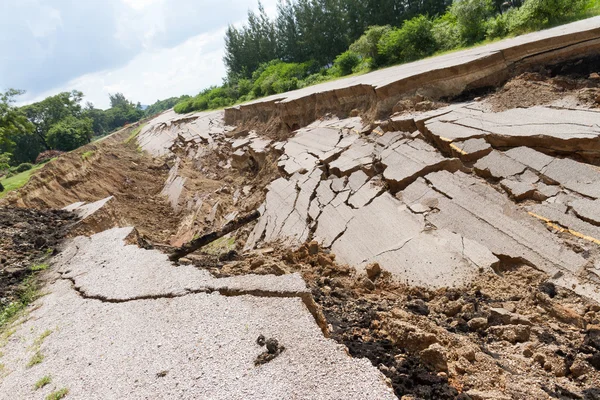 La route asphaltée s'est effondrée et est tombée, depuis que le sol s'est effondré . — Photo