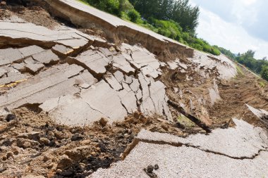 çökmüş ve düşmüş, çöken zemin beri asfalt yol.