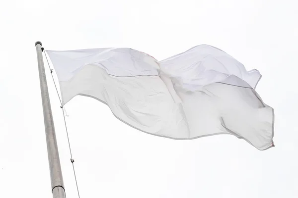 Bandeira branca no céu — Fotografia de Stock