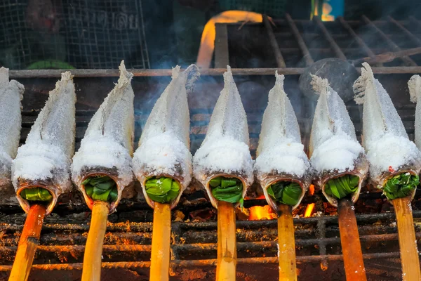 Gegrillter Fisch mit Salz — Stockfoto