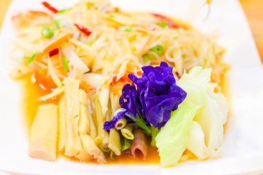 sebze salatası papaya masada yemek