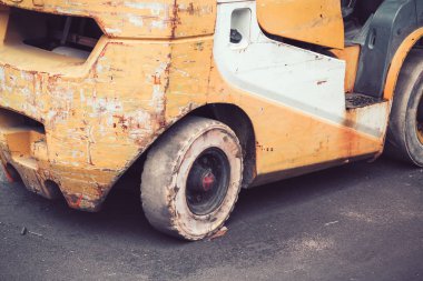 Eski eski forklift lastikleri işe yaramaz