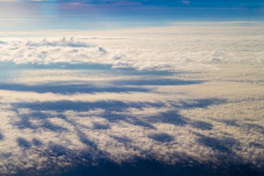 cennet. Mavi gökyüzü ve beyaz bulut, bir büyük bulutu oluşumu