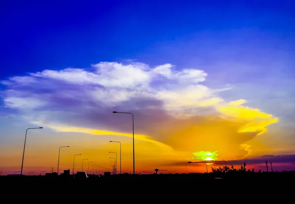Ηλιοβασίλεμα τοπίο με όμορφη σύννεφο κατά μήκος του δρόμου — Φωτογραφία Αρχείου