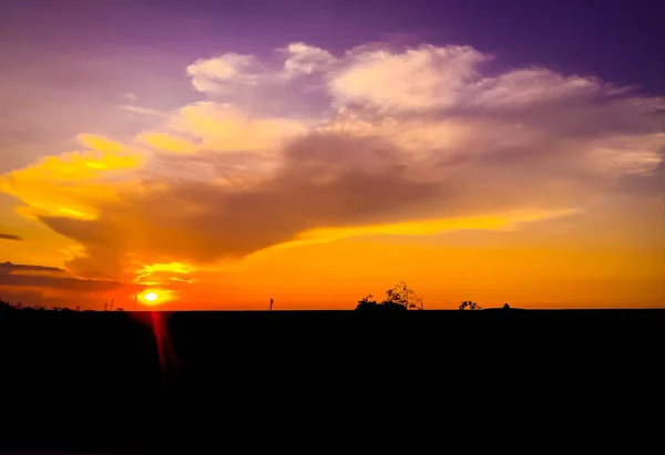 道路沿いの美しい雲と夕日の風景 — ストック写真