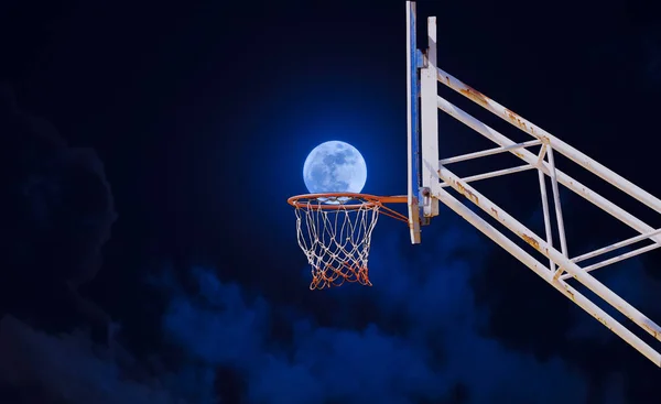Luna en un aro de baloncesto . — Foto de Stock