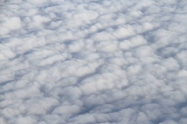 arka plan beyaz ve açık mavi renk dalgalı çizgiler bulutlar doku 