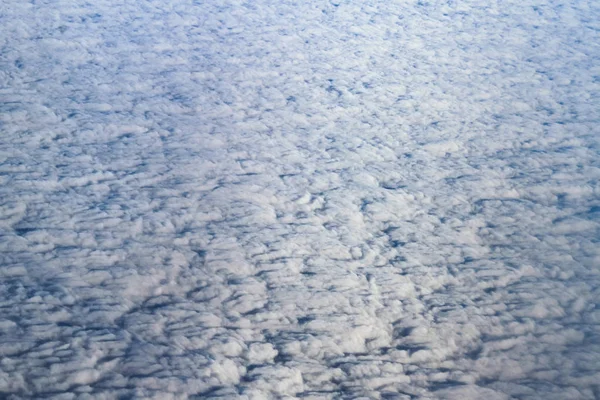 Nuvens textura fundo branco e luz azul cor linhas onduladas — Fotografia de Stock