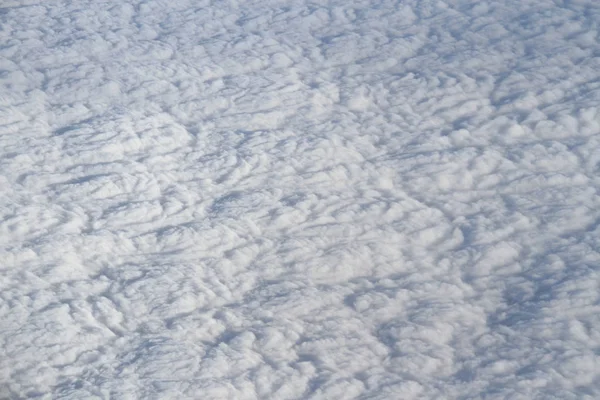 Nuvens textura fundo branco e luz azul cor linhas onduladas — Fotografia de Stock