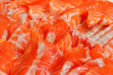 Yakın kadar desen üzerinde dilim somon, somon balığı focu seçili