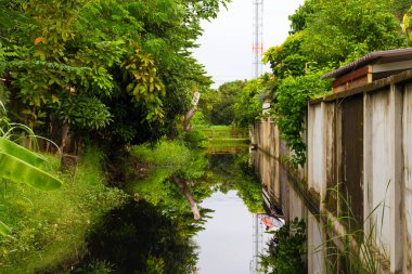 su yansıması ile kanal