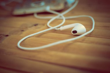 Ahşap bir masa üzerinde kulaklık