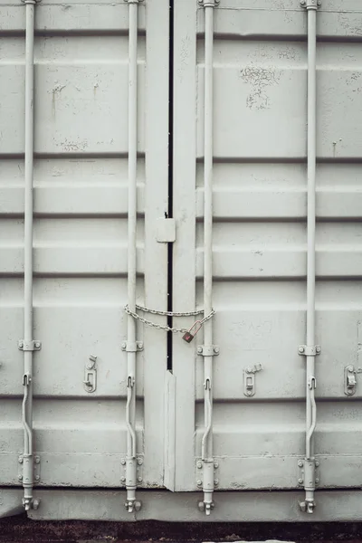 Industriecontainer mit Schlüsselschloss — Stockfoto