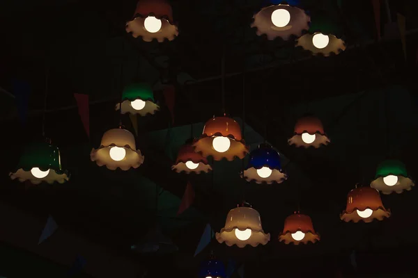 Grupa wiszące lampy żarówki dekoracyjne w domu — Zdjęcie stockowe