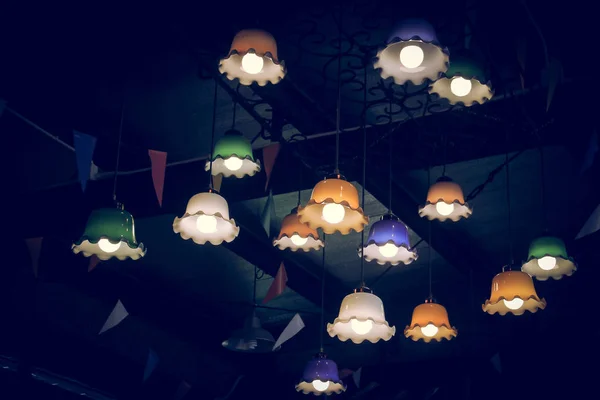 Gruppo di lampadine a sospensione decorative in casa — Foto Stock