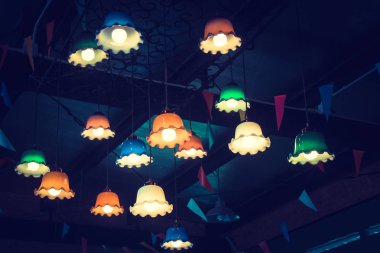 Grup asılı ampul dekoratif ev yanar.