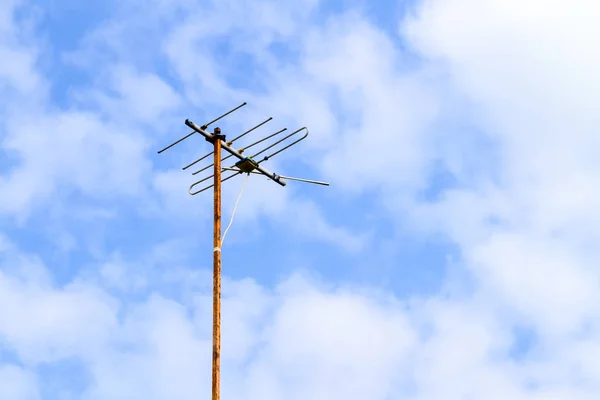 Antena de televisão velha sobre um céu azul — Fotografia de Stock
