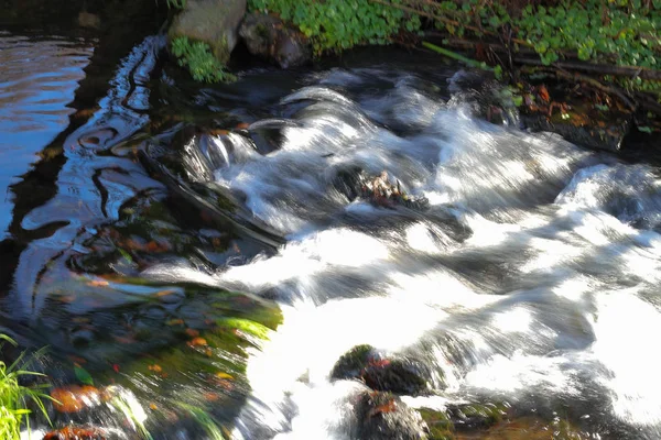 Flussi e piccole cascate lungo la strada.GIAPPONE — Foto Stock