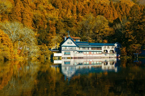 Kinrin lago na cidade de Yufuin, região de Kyushu do Japão: Yufuin é um — Fotografia de Stock