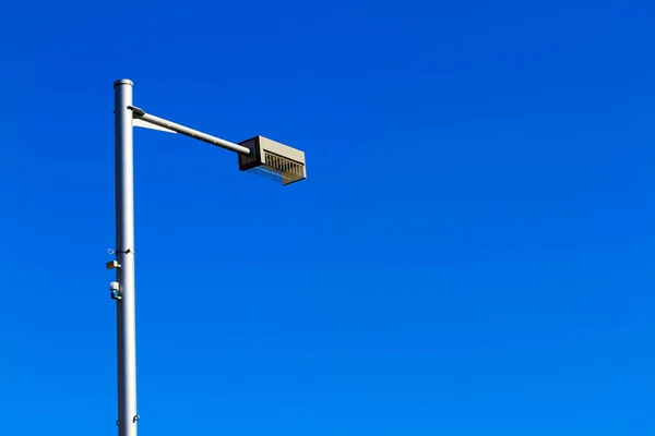 Straßenlaterne Licht auf blauem Himmel Hintergrund. — Stockfoto