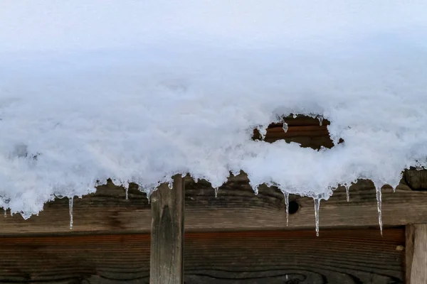 Śnieg i sople lodu Snowy wiszące na dachu domu w Shirakawa- — Zdjęcie stockowe