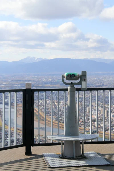 Binóculos no castelo olhando para baixo para a cidade, Japão — Fotografia de Stock