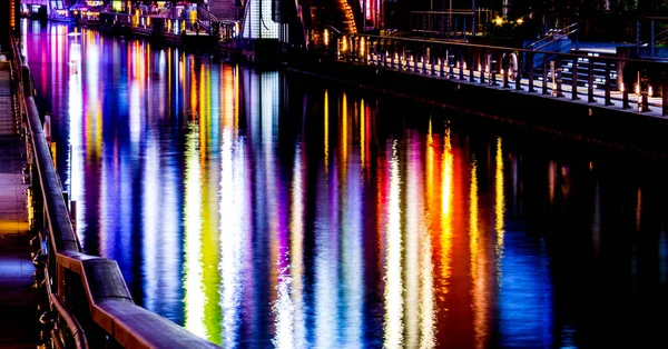 Die Reflexion von Lichtwellen in den wasserfarbenen Stadtlichtern — Stockfoto