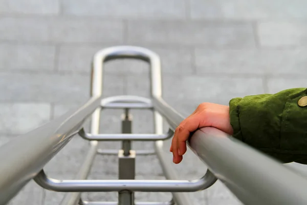 Hand am Geländer: junges Mädchen geht mit Geländer die Treppe hinunter — Stockfoto