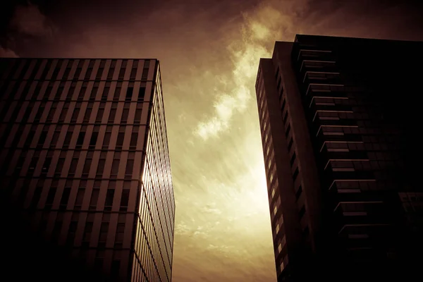 Silueta de arquitectura con patrón de construcción de ventanas con el — Foto de Stock