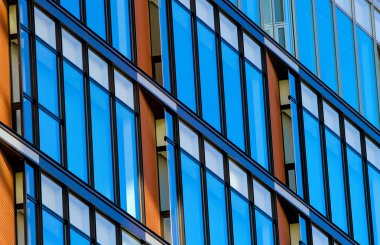 mimari desen yansıması ile bina penceresiyle