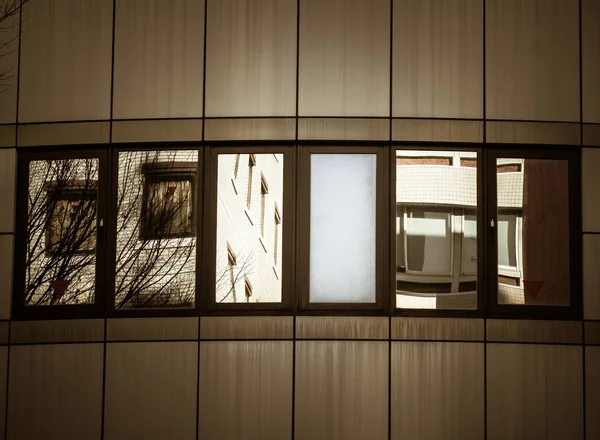 Arquitectura con el patrón de construcción de ventanas con el reflejo en — Foto de Stock