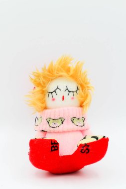 Beyaz masa üzerinde üzgün bebek