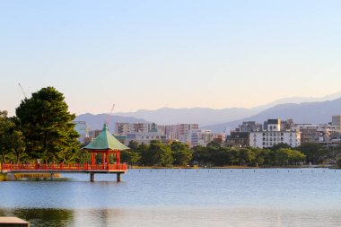 Fukuoka Ohori, havuza uzanan sekiz taraflı Kulesi