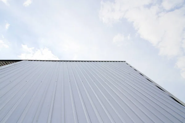 Techo Hoja de metal azul cielo fondo . — Foto de Stock