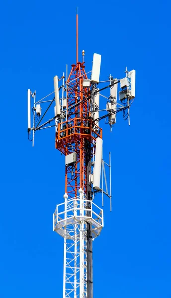 Communicatie torens op blauwe hemelachtergrond — Stockfoto